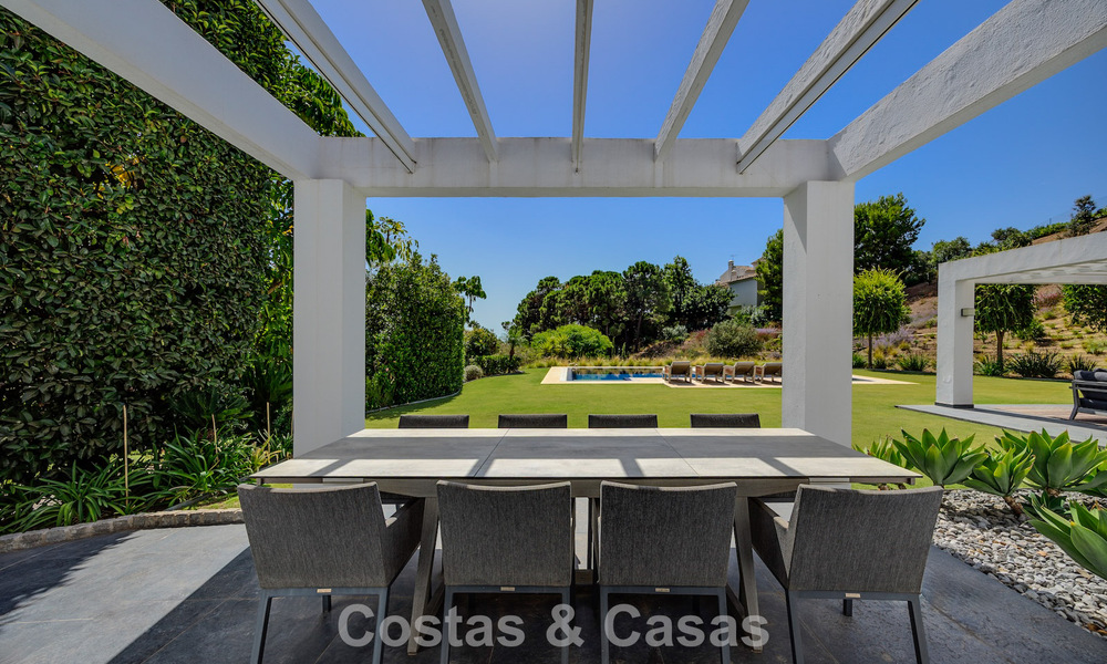 Lujosa villa de estilo mediterráneo en venta en una comunidad cerrada rodeada de naturaleza en Marbella - Benahavis 805700