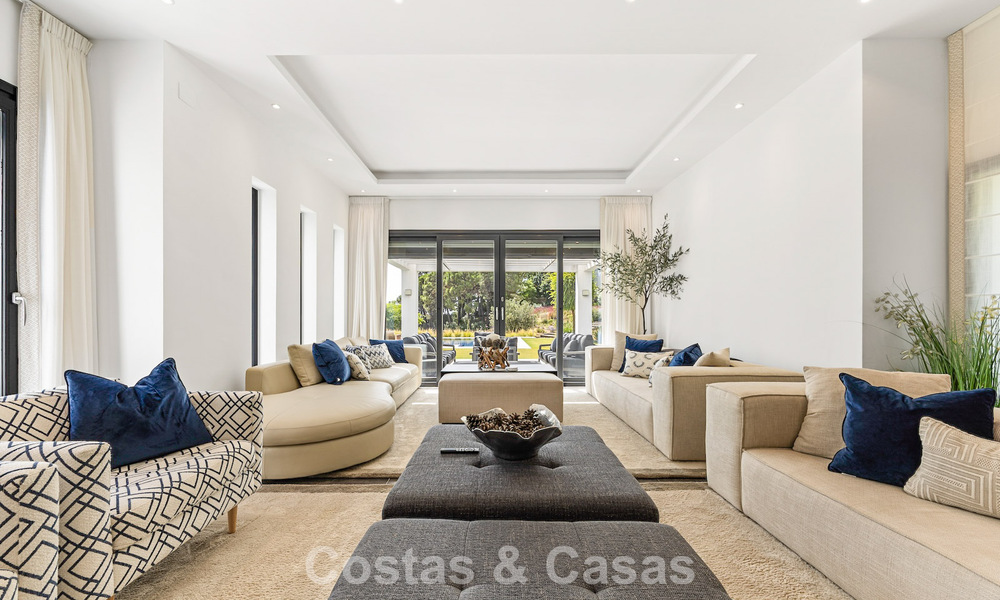 Lujosa villa de estilo mediterráneo en venta en una comunidad cerrada rodeada de naturaleza en Marbella - Benahavis 805702