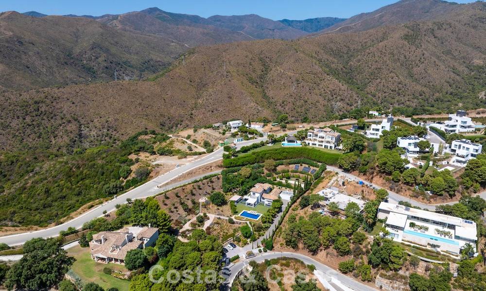 Lujosa villa de estilo mediterráneo en venta en una comunidad cerrada rodeada de naturaleza en Marbella - Benahavis 805706