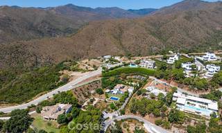 Lujosa villa de estilo mediterráneo en venta en una comunidad cerrada rodeada de naturaleza en Marbella - Benahavis 805706 