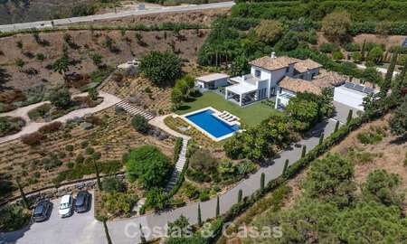 Lujosa villa de estilo mediterráneo en venta en una comunidad cerrada rodeada de naturaleza en Marbella - Benahavis 805709
