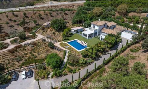 Lujosa villa de estilo mediterráneo en venta en una comunidad cerrada rodeada de naturaleza en Marbella - Benahavis 805709