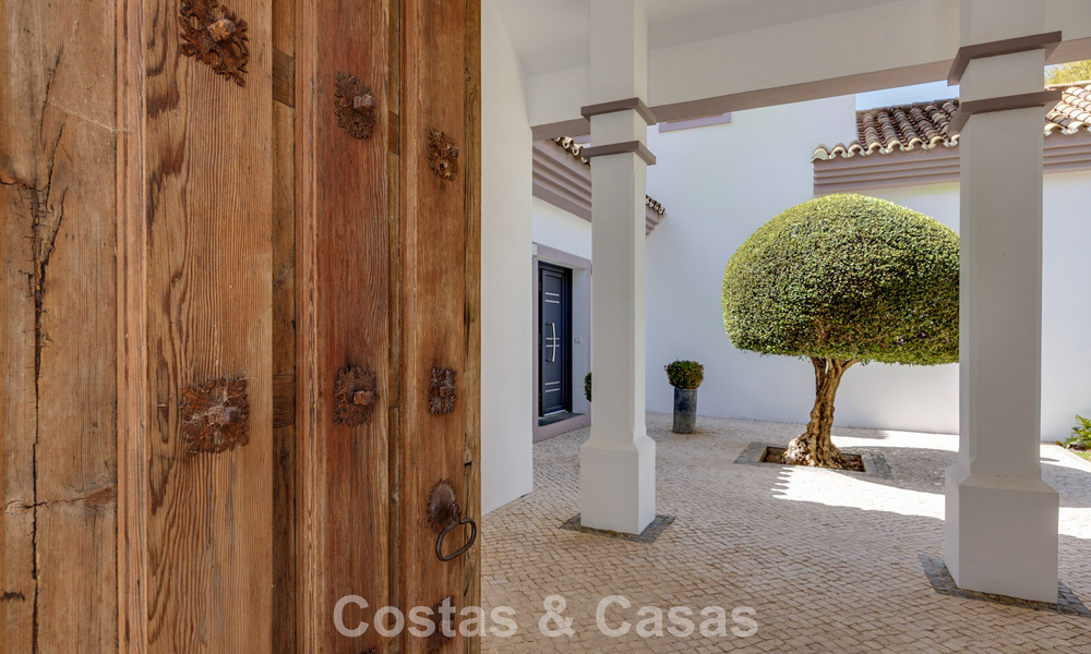 Lujosa villa de estilo mediterráneo en venta en una comunidad cerrada rodeada de naturaleza en Marbella - Benahavis 805710