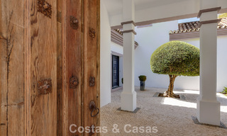 Lujosa villa de estilo mediterráneo en venta en una comunidad cerrada rodeada de naturaleza en Marbella - Benahavis 805710 