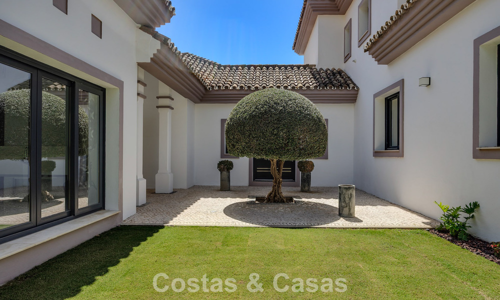 Lujosa villa de estilo mediterráneo en venta en una comunidad cerrada rodeada de naturaleza en Marbella - Benahavis 805711