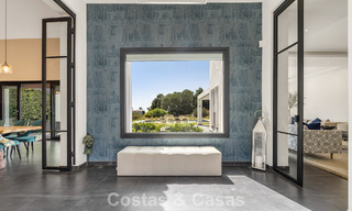 Lujosa villa de estilo mediterráneo en venta en una comunidad cerrada rodeada de naturaleza en Marbella - Benahavis 805712 