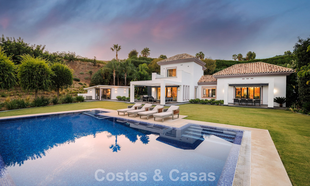 Lujosa villa de estilo mediterráneo en venta en una comunidad cerrada rodeada de naturaleza en Marbella - Benahavis 805716