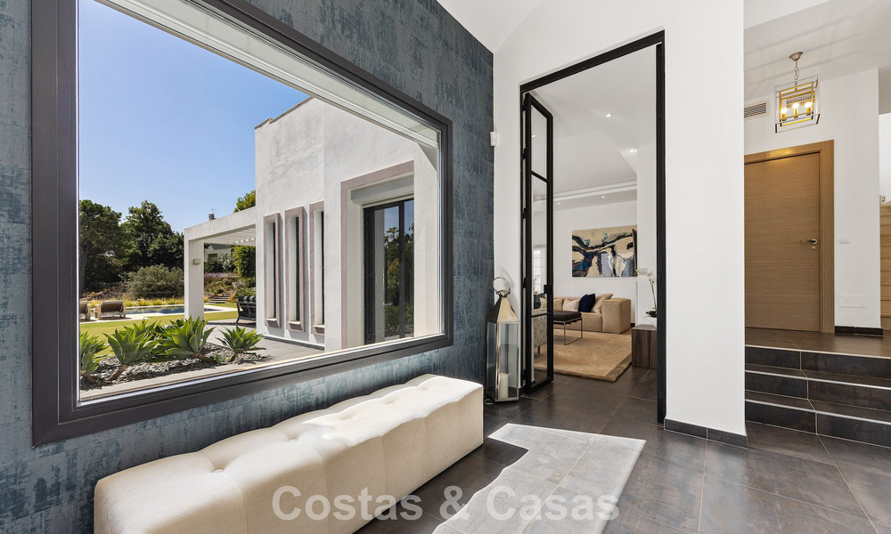 Lujosa villa de estilo mediterráneo en venta en una comunidad cerrada rodeada de naturaleza en Marbella - Benahavis 805717