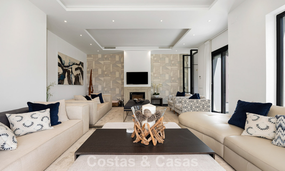 Lujosa villa de estilo mediterráneo en venta en una comunidad cerrada rodeada de naturaleza en Marbella - Benahavis 805719