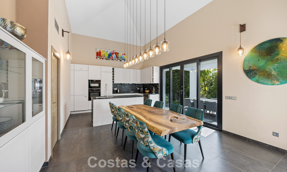 Lujosa villa de estilo mediterráneo en venta en una comunidad cerrada rodeada de naturaleza en Marbella - Benahavis 805720