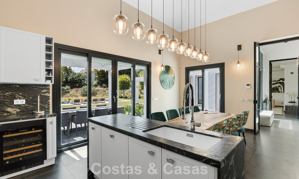 Lujosa villa de estilo mediterráneo en venta en una comunidad cerrada rodeada de naturaleza en Marbella - Benahavis 805721