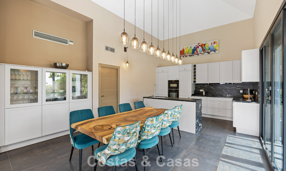 Lujosa villa de estilo mediterráneo en venta en una comunidad cerrada rodeada de naturaleza en Marbella - Benahavis 805722