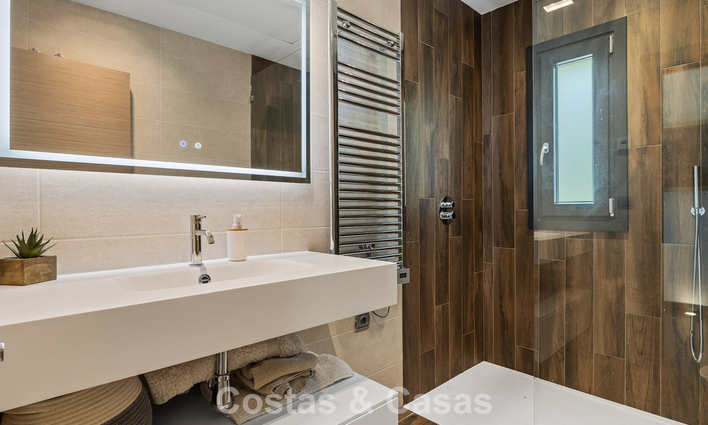 Lujosa villa de estilo mediterráneo en venta en una comunidad cerrada rodeada de naturaleza en Marbella - Benahavis 805726