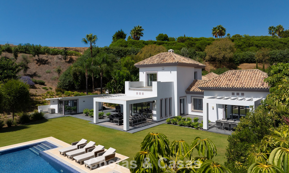 Lujosa villa de estilo mediterráneo en venta en una comunidad cerrada rodeada de naturaleza en Marbella - Benahavis 805727