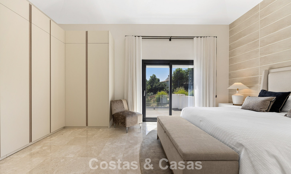 Lujosa villa de estilo mediterráneo en venta en una comunidad cerrada rodeada de naturaleza en Marbella - Benahavis 805731
