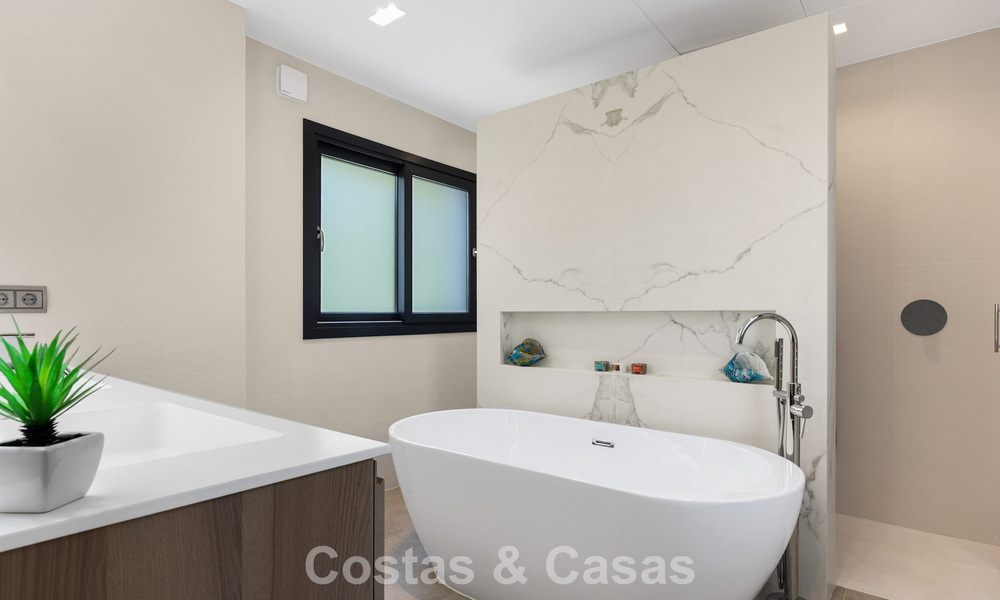 Lujosa villa de estilo mediterráneo en venta en una comunidad cerrada rodeada de naturaleza en Marbella - Benahavis 805732