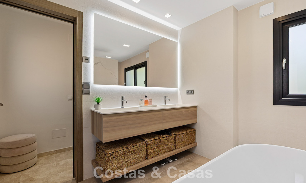 Lujosa villa de estilo mediterráneo en venta en una comunidad cerrada rodeada de naturaleza en Marbella - Benahavis 805733