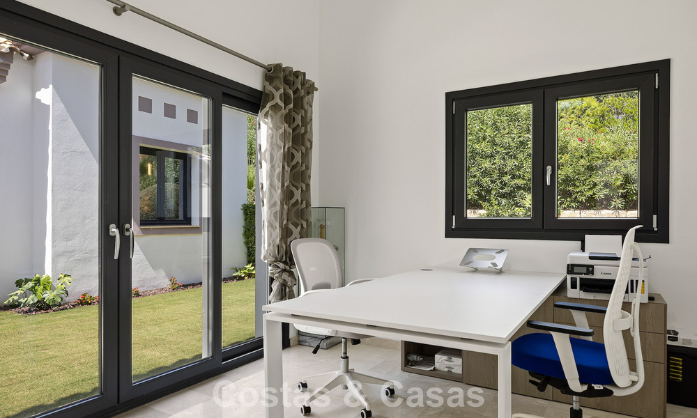 Lujosa villa de estilo mediterráneo en venta en una comunidad cerrada rodeada de naturaleza en Marbella - Benahavis 805734