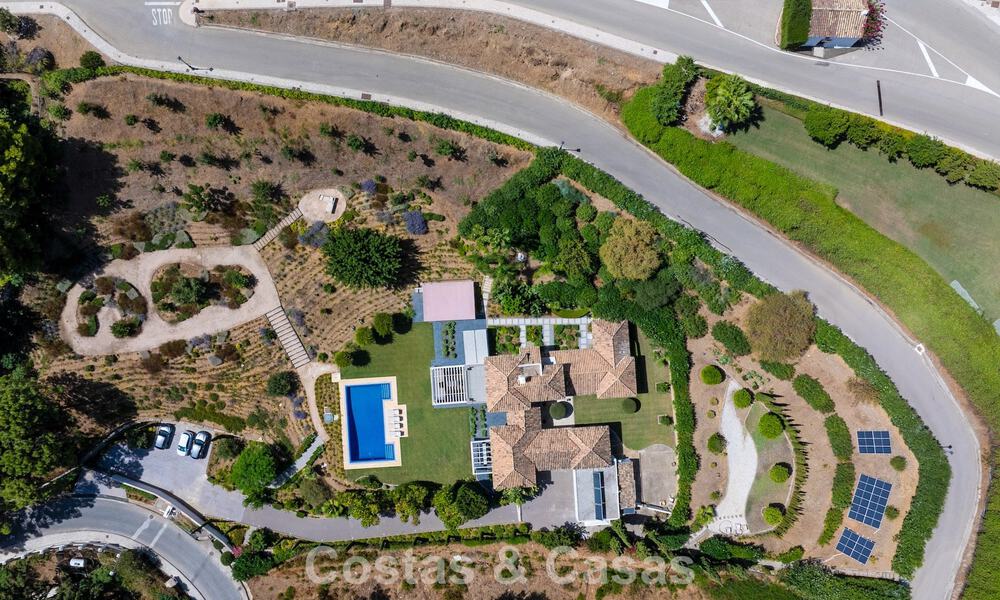 Lujosa villa de estilo mediterráneo en venta en una comunidad cerrada rodeada de naturaleza en Marbella - Benahavis 805735