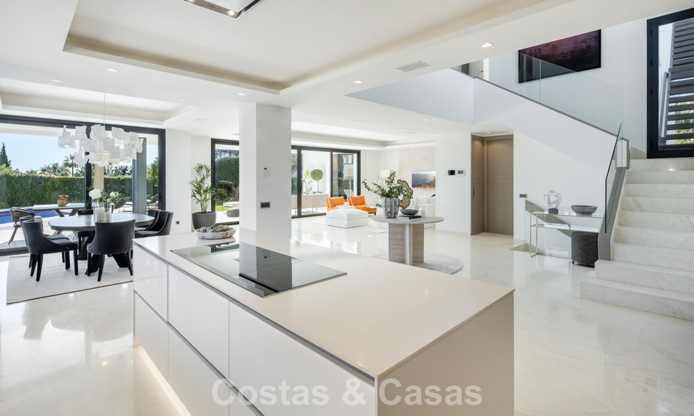 Villa contemporánea de lujo en venta en una exclusiva zona residencial cerrada en la prestigiosa Milla de Oro de Marbella 776672