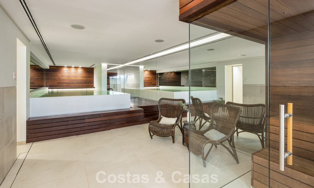 Villa contemporánea de lujo en venta en una exclusiva zona residencial cerrada en la prestigiosa Milla de Oro de Marbella 776677