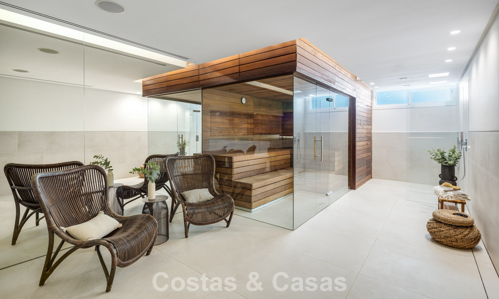 Villa contemporánea de lujo en venta en una exclusiva zona residencial cerrada en la prestigiosa Milla de Oro de Marbella 776678