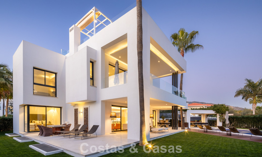 Villa contemporánea de lujo en venta en una exclusiva zona residencial cerrada en la prestigiosa Milla de Oro de Marbella 776685