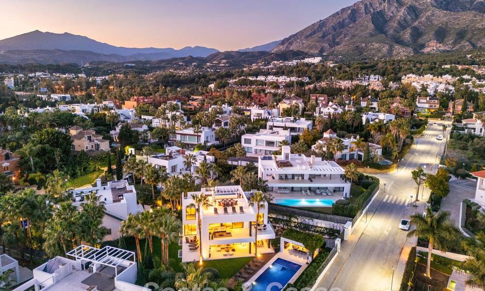 Villa contemporánea de lujo en venta en una exclusiva zona residencial cerrada en la prestigiosa Milla de Oro de Marbella 776688