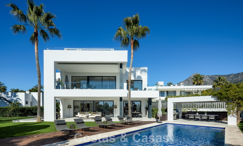 Villa contemporánea de lujo en venta en una exclusiva zona residencial cerrada en la prestigiosa Milla de Oro de Marbella 776704
