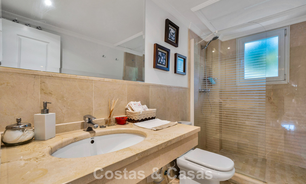 Lujoso apartamento en planta baja en venta, situado en la Nueva Milla de Oro entre Marbella y Estepona 776570