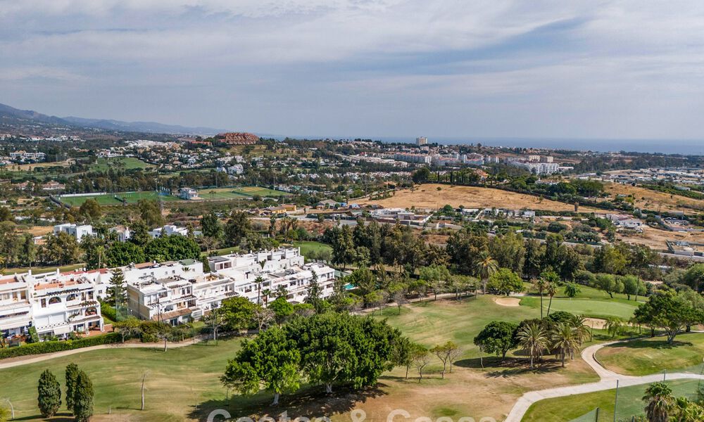 Encantadora casa adosada con piscina privada en venta, en un codiciado enclave de golf de La Quinta, Marbella - Benahavis 776617