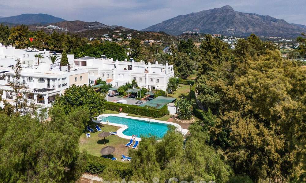 Encantadora casa adosada con piscina privada en venta, en un codiciado enclave de golf de La Quinta, Marbella - Benahavis 776621