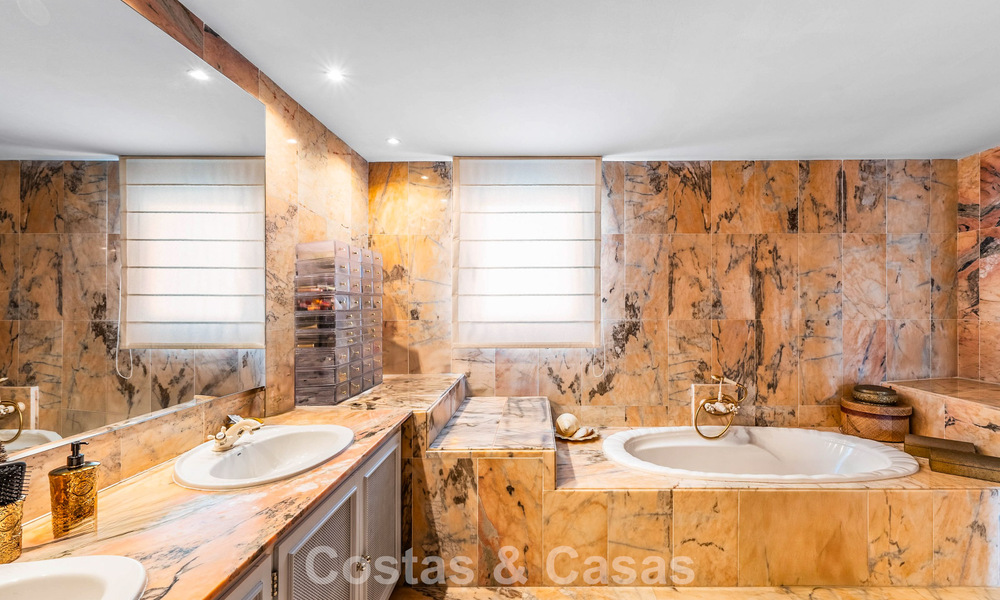 Encantadora casa adosada con piscina privada en venta, en un codiciado enclave de golf de La Quinta, Marbella - Benahavis 776640