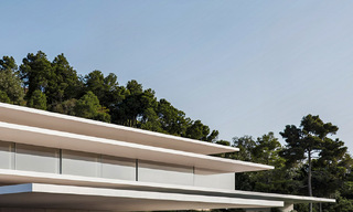 Espectacular obra maestra de diseño futurista en venta, en comunidad cerrada 24/7 de Sotogrande, Costa del Sol 776670 