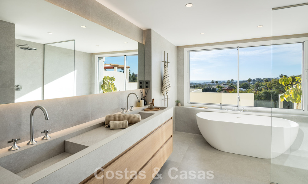 Lujoso ático reformado con vistas panorámicas al mar en venta en Nueva Andalucía, Marbella 776785