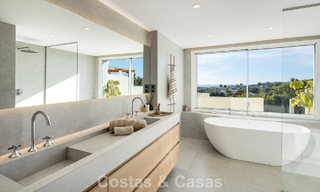 Lujoso ático reformado con vistas panorámicas al mar en venta en Nueva Andalucía, Marbella 776785 