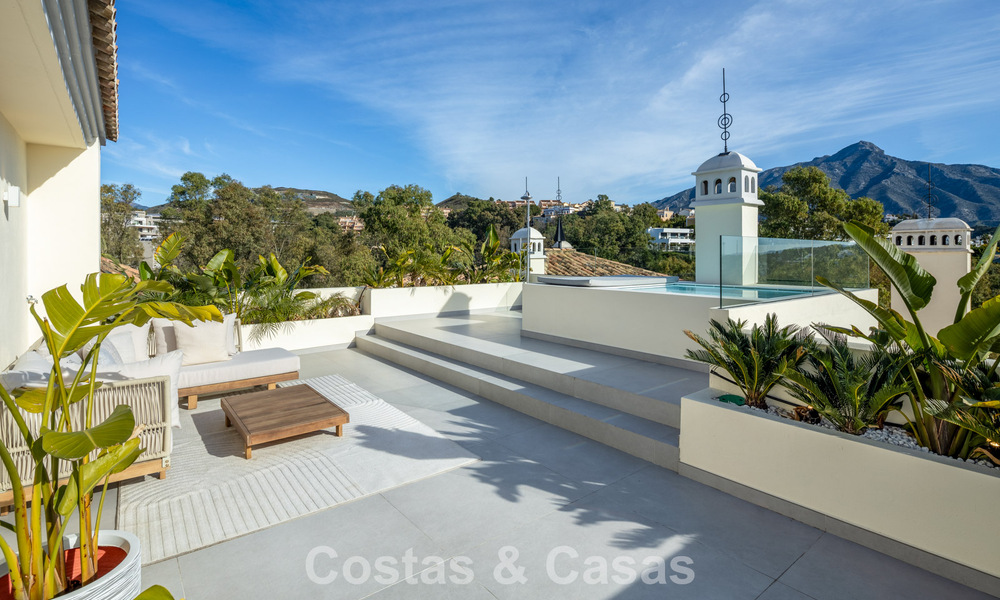 Lujoso ático reformado con vistas panorámicas al mar en venta en Nueva Andalucía, Marbella 776786