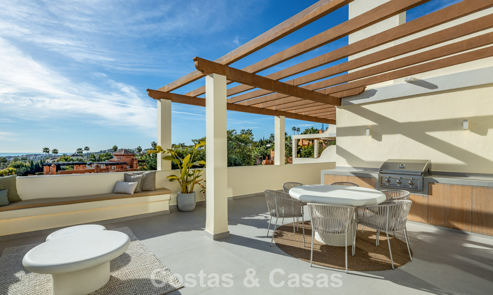 Lujoso ático reformado con vistas panorámicas al mar en venta en Nueva Andalucía, Marbella 776787