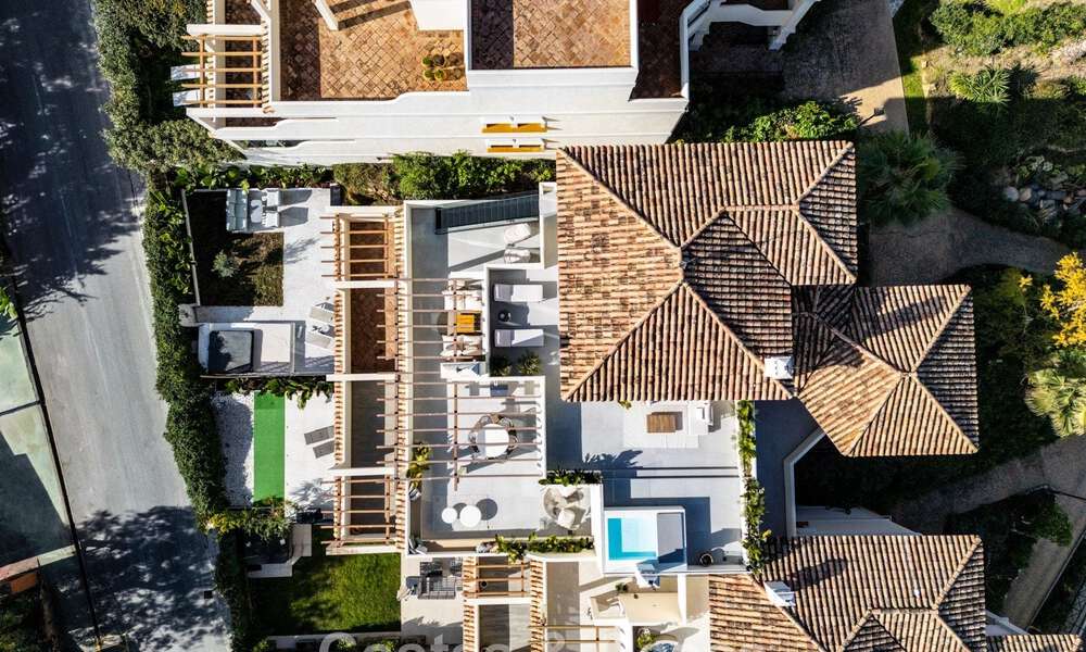 Lujoso ático reformado con vistas panorámicas al mar en venta en Nueva Andalucía, Marbella 776788