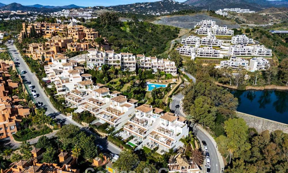 Lujoso ático reformado con vistas panorámicas al mar en venta en Nueva Andalucía, Marbella 776789