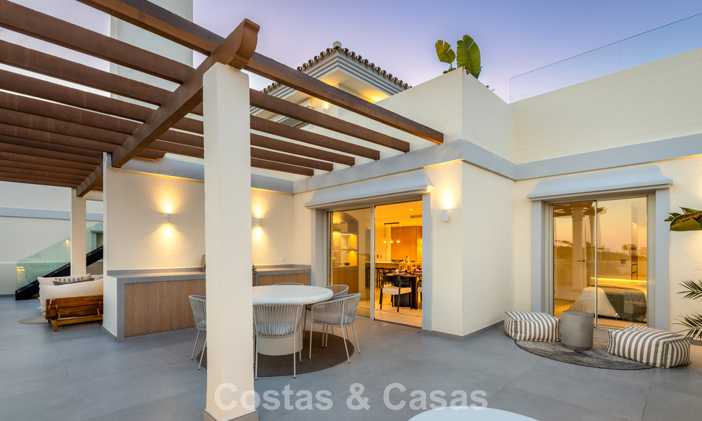 Lujoso ático reformado con vistas panorámicas al mar en venta en Nueva Andalucía, Marbella 776790