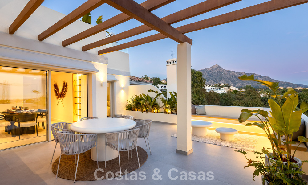 Lujoso ático reformado con vistas panorámicas al mar en venta en Nueva Andalucía, Marbella 776791