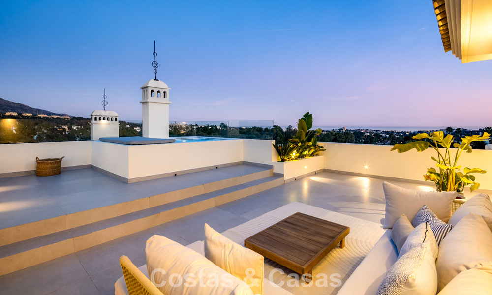 Lujoso ático reformado con vistas panorámicas al mar en venta en Nueva Andalucía, Marbella 776792