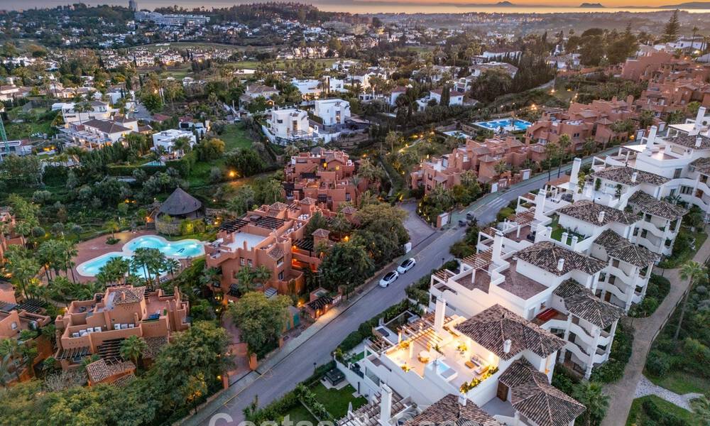 Lujoso ático reformado con vistas panorámicas al mar en venta en Nueva Andalucía, Marbella 776793