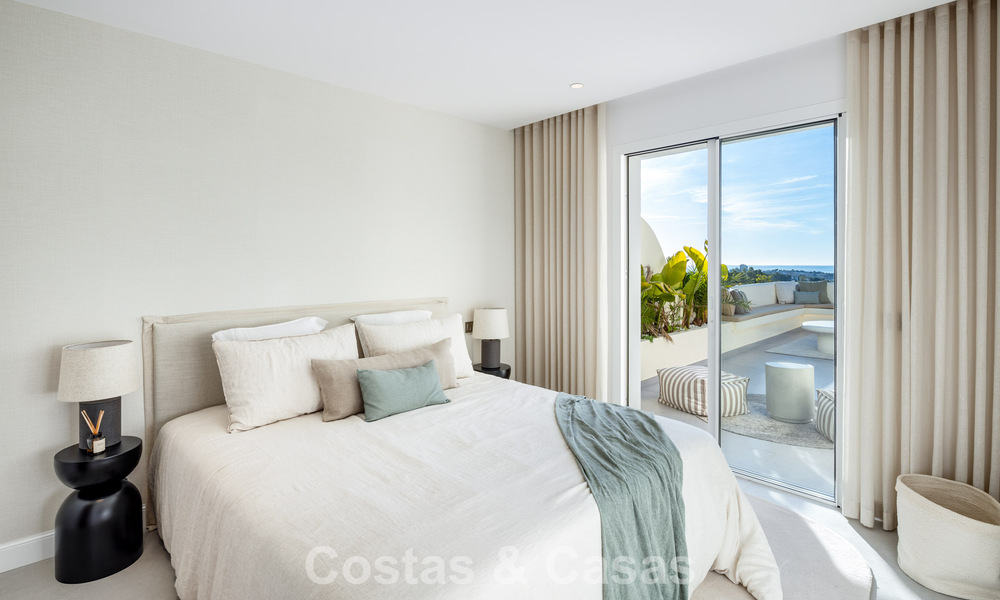 Lujoso ático reformado con vistas panorámicas al mar en venta en Nueva Andalucía, Marbella 776794