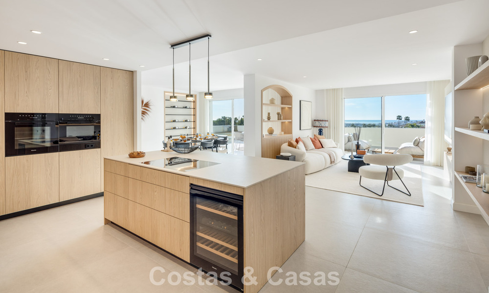Lujoso ático reformado con vistas panorámicas al mar en venta en Nueva Andalucía, Marbella 776796