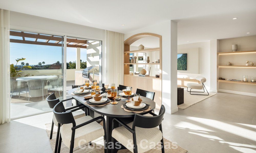 Lujoso ático reformado con vistas panorámicas al mar en venta en Nueva Andalucía, Marbella 776797