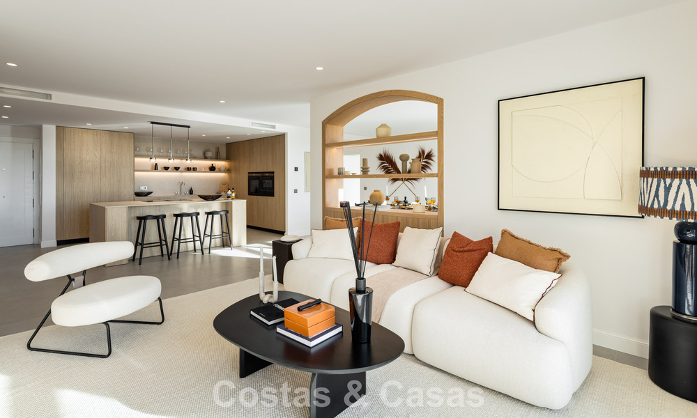 Lujoso ático reformado con vistas panorámicas al mar en venta en Nueva Andalucía, Marbella 776799
