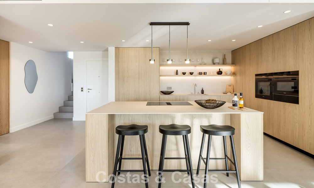 Lujoso ático reformado con vistas panorámicas al mar en venta en Nueva Andalucía, Marbella 776800