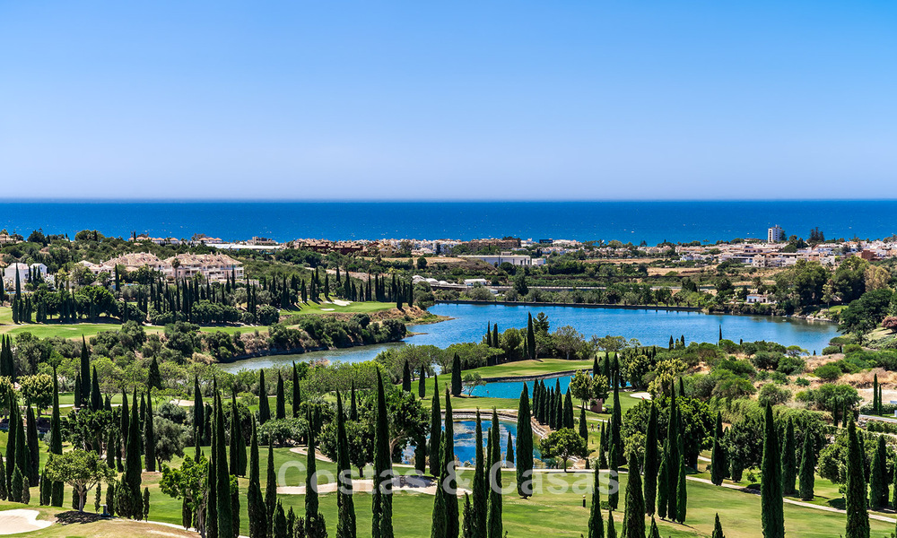 Moderna villa de lujo con magníficas vistas al golf y al mar en venta en un resort de golf de 5 estrellas en Marbella - Benahavis 776709